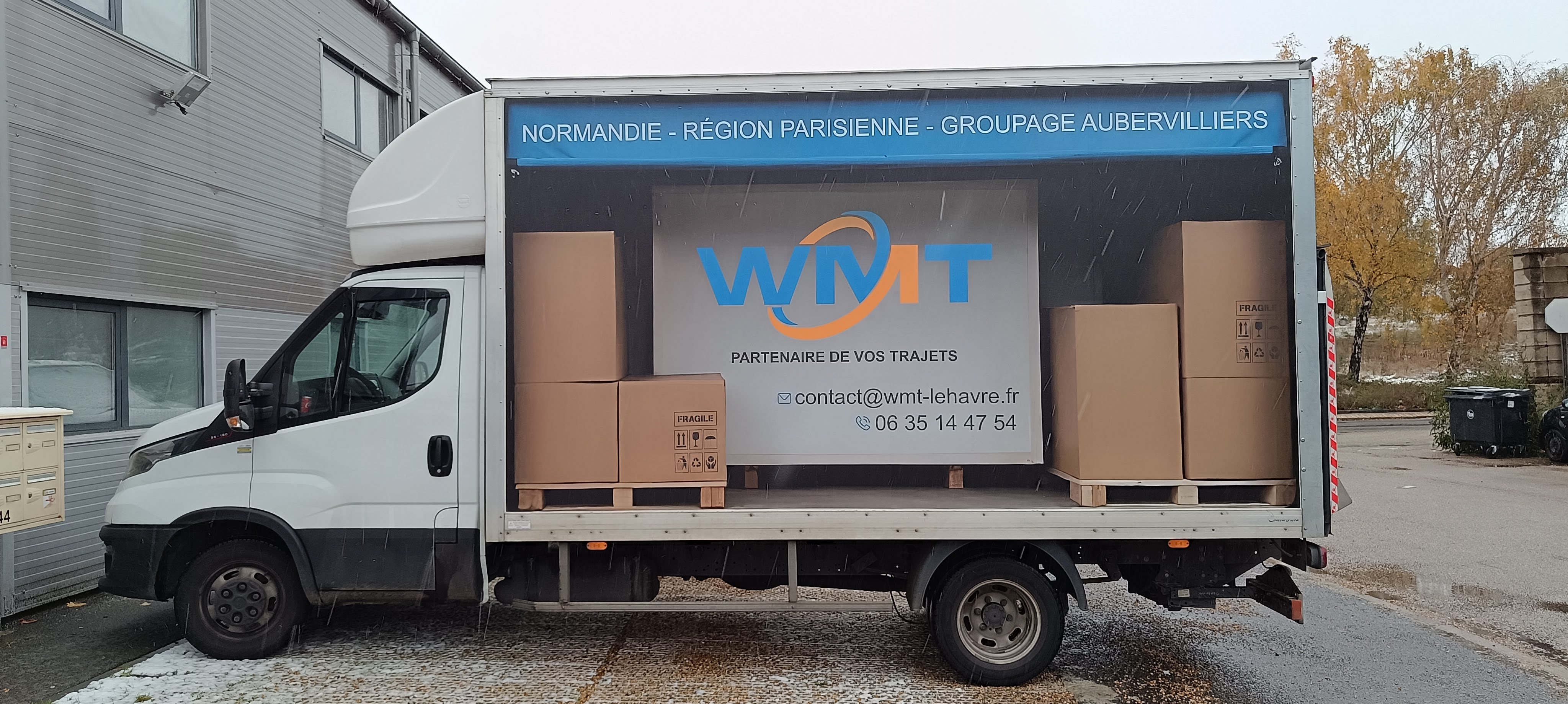 Tromp l'oeil avec adhesif sur véhicule pour société de transport urgent