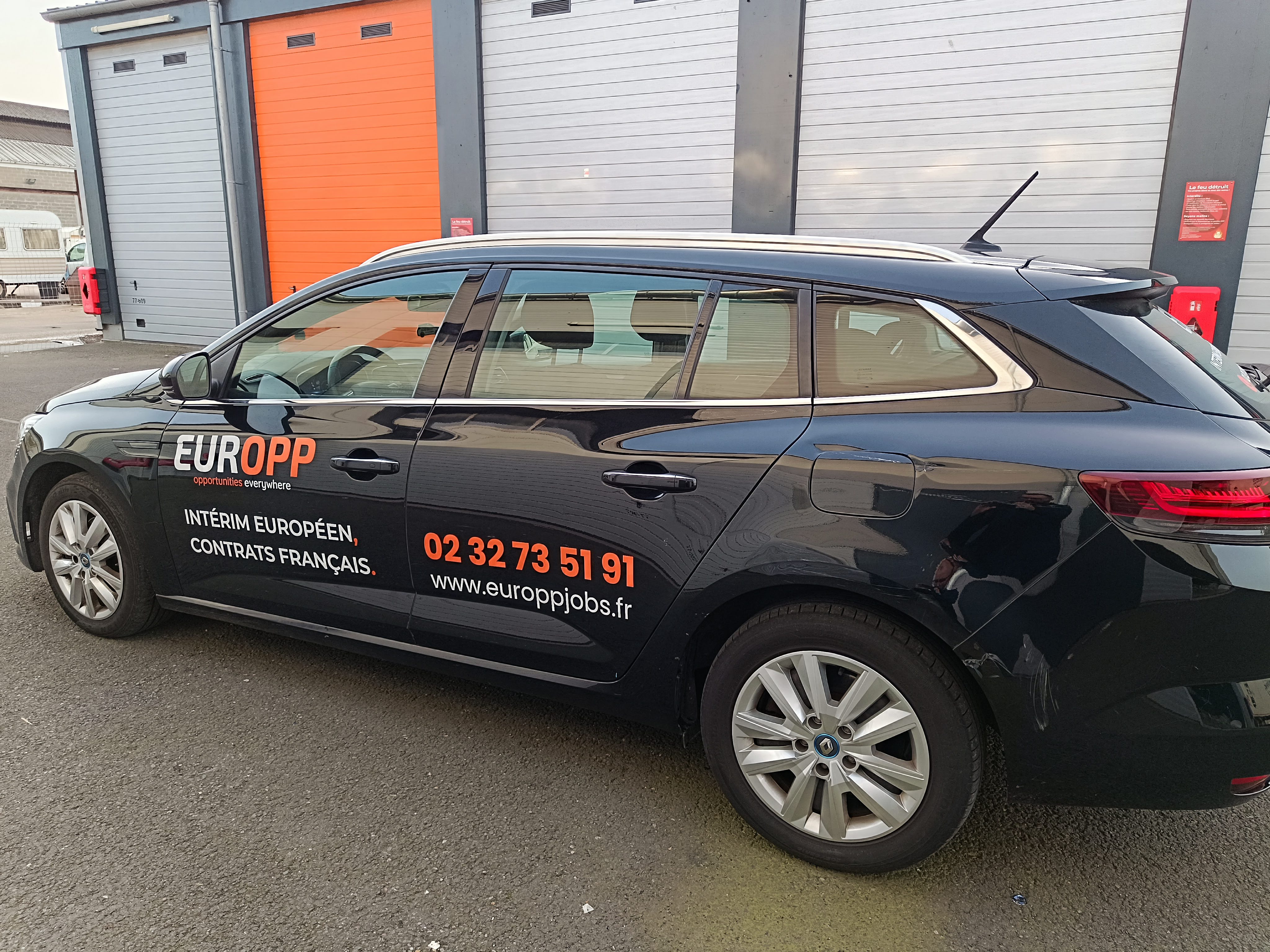 Marquage véhicule berline noire Europp intérim Rouen par Peppergraphik