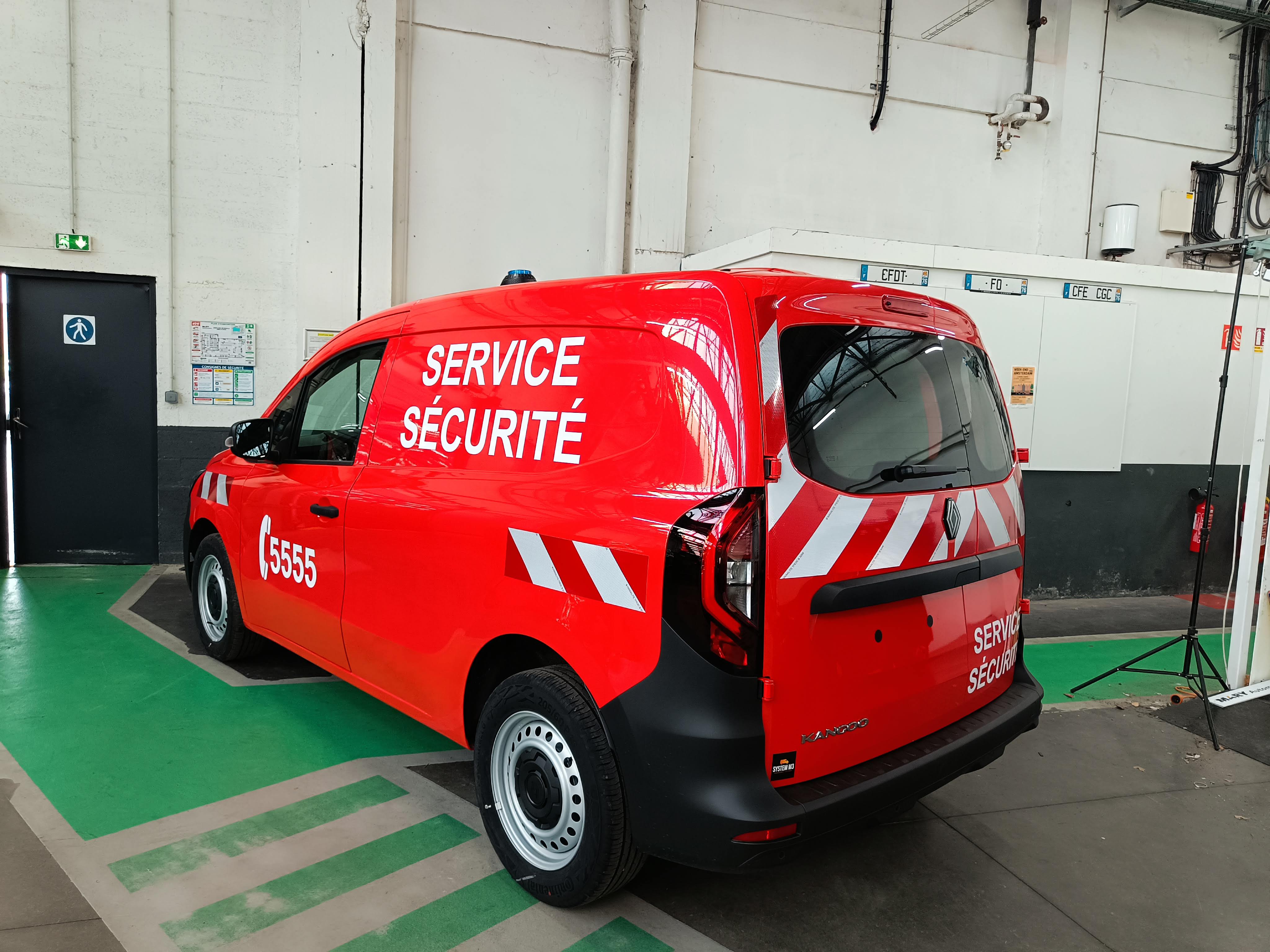 Marquage véhicule sécurité Renault Kangoo rouge bandes chevrons Harfleur par Peppergraphik