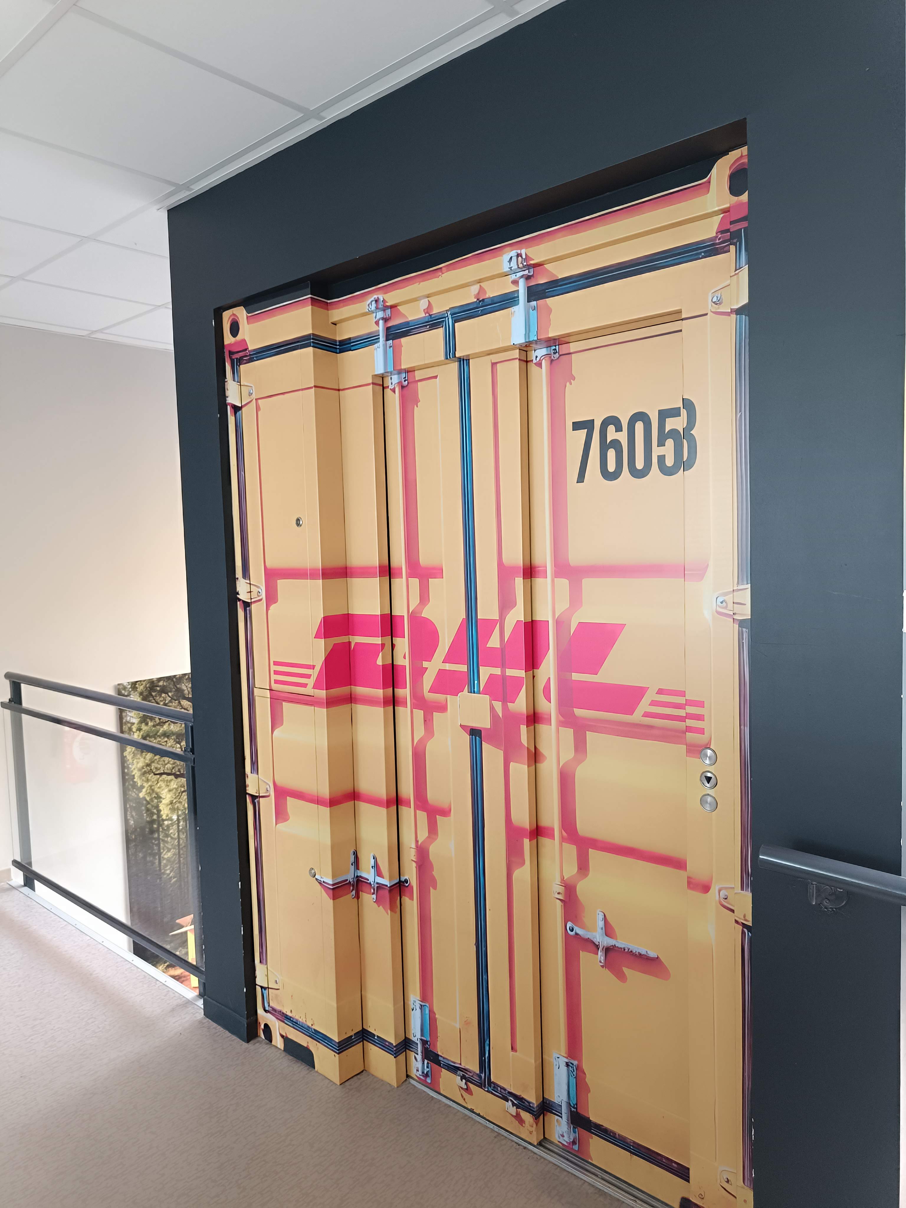 Décoration intérieure container DHL habillage adhésif Gonfreville-l'Orcher par Peppergraphik