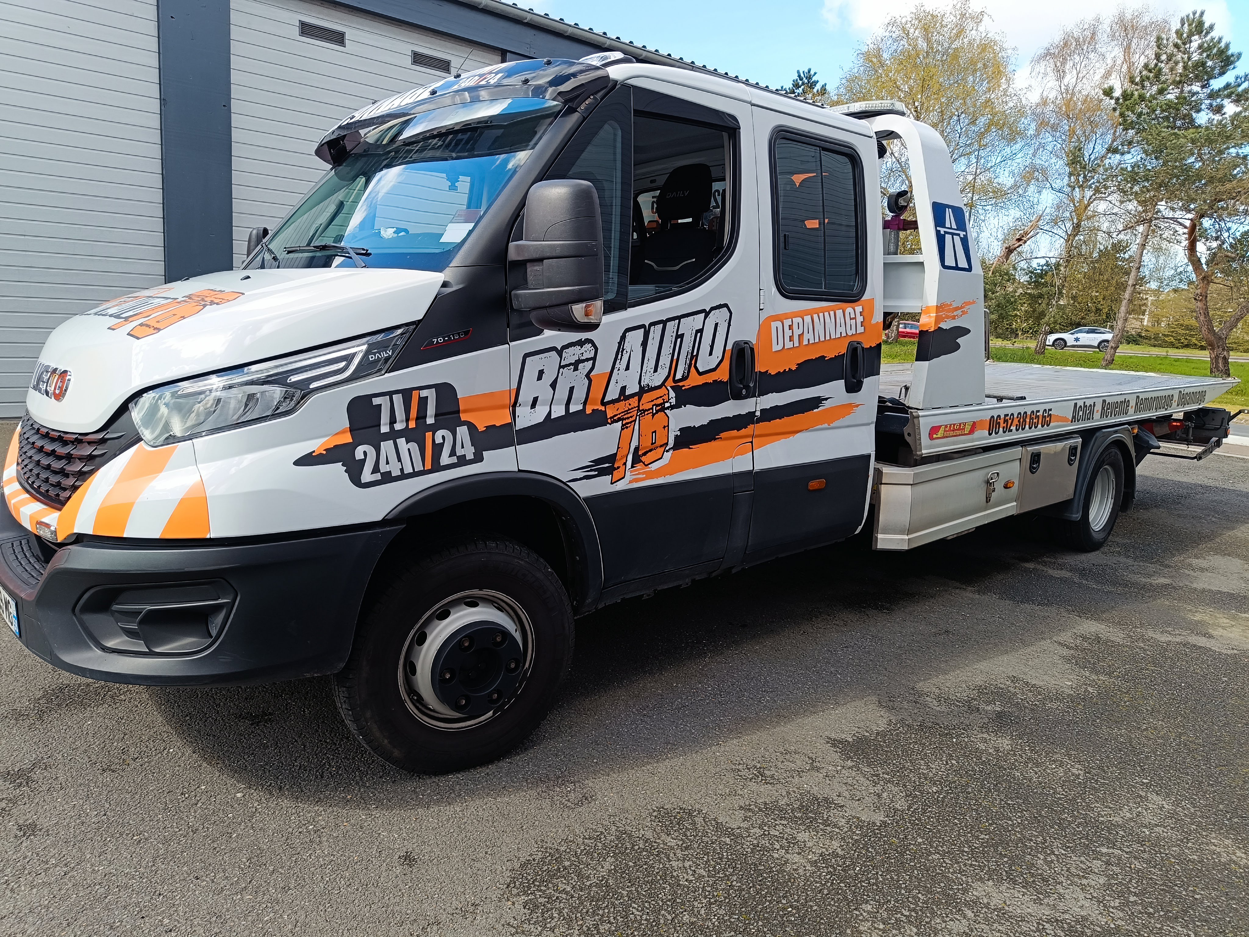 Marquage dépanneuse Iveco Daily plateau BR Auto 76 Le Havre par Peppergraphik