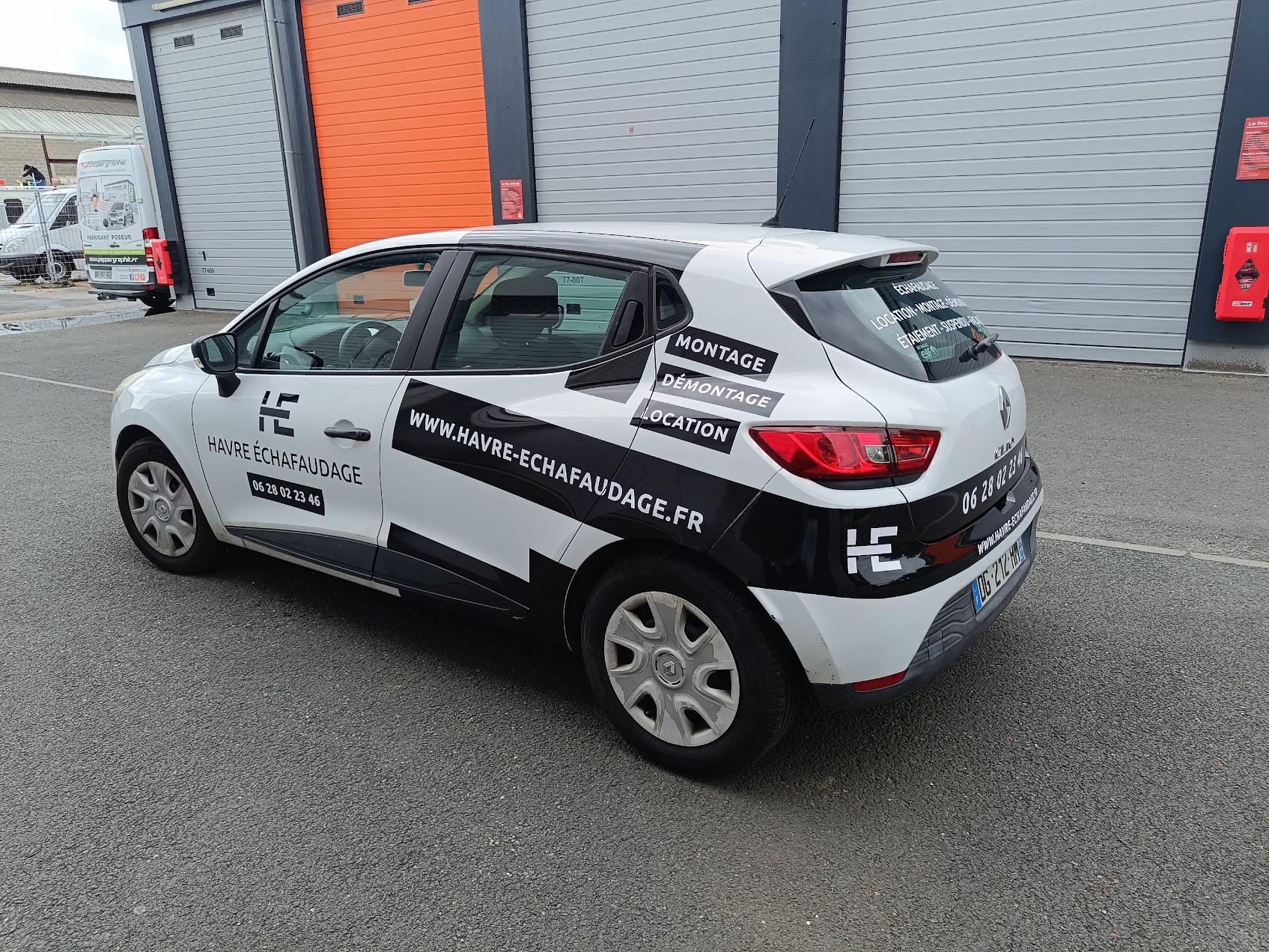 Marquage véhicule Renault Clio Havre Echafaudage noir blanc Le Havre